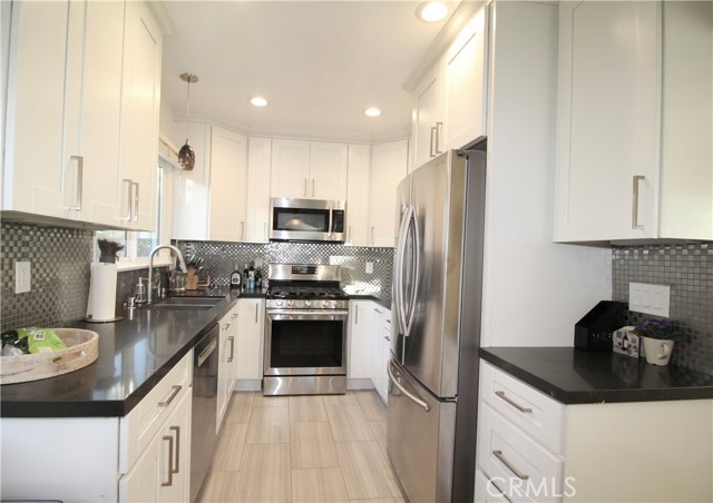 Detail Gallery Image 6 of 22 For 22621 Dolorosa St, Woodland Hills,  CA 91367 - 5 Beds | 3 Baths