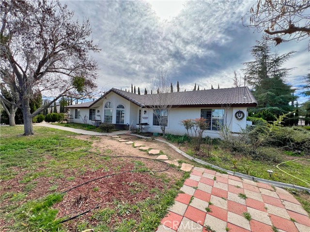 Detail Gallery Image 4 of 44 For 8323 Peach Ave, Hesperia,  CA 92345 - 4 Beds | 2/1 Baths