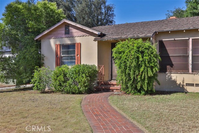 555 S Center St., Redlands CA: https://media.crmls.org/medias/1ca1ca6f-8cb4-4416-bf85-698abd8b3d07.jpg