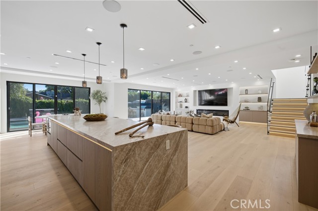 22518 Burbank photo 17