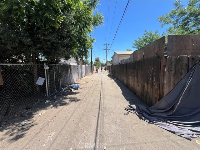Detail Gallery Image 10 of 16 For 2726 E Washington Ave, Fresno,  CA 93701 - 2 Beds | 1 Baths