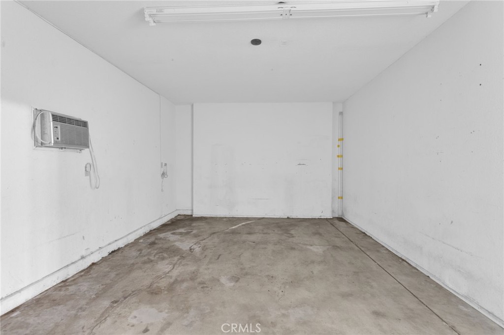 https://media.crmls.org/medias/1ca559f8-4ded-4c45-bb2e-b878a1659f59.jpg?preset=X-Large