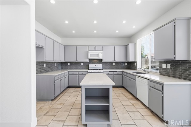 Detail Gallery Image 5 of 60 For 5319 Essex, Palmdale,  CA 93552 - 4 Beds | 3 Baths