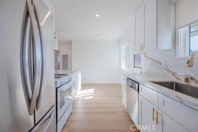 Detail Gallery Image 9 of 20 For 5654 Kester Ave #4,  Van Nuys,  CA 91411 - 2 Beds | 1 Baths
