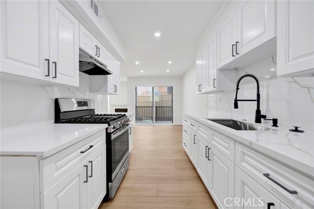 Detail Gallery Image 9 of 30 For 17303 Chatsworth St #4,  Granada Hills,  CA 91344 - 2 Beds | 1/1 Baths