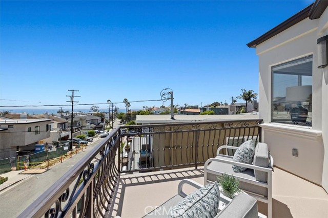 1141 7th Street, Hermosa Beach, California 90254, 3 Bedrooms Bedrooms, ,2 BathroomsBathrooms,Residential,Sold,7th,SB22129250