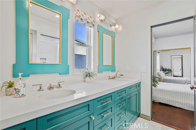 Detail Gallery Image 18 of 36 For 2200 Walnut Ave, Manhattan Beach,  CA 90266 - 5 Beds | 4/1 Baths