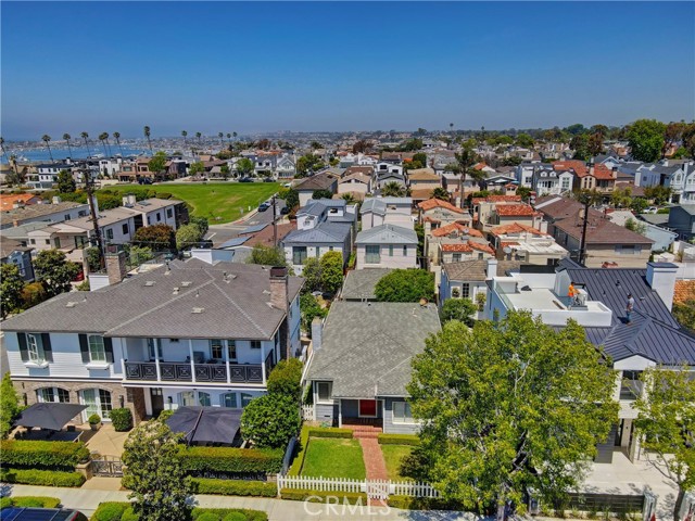 Detail Gallery Image 1 of 28 For 425 1/2 Dahlia Ave, Corona Del Mar,  CA 92625 - 2 Beds | 2 Baths