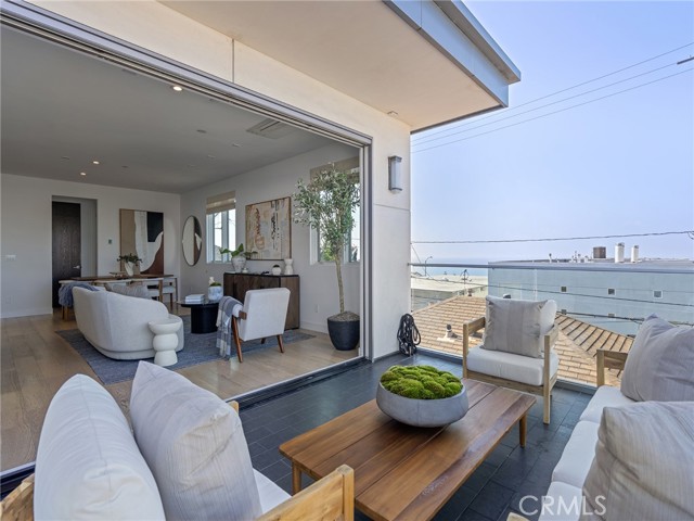 Detail Gallery Image 10 of 29 For 320 35th Street, Manhattan Beach,  CA 90266 - 4 Beds | 4/1 Baths