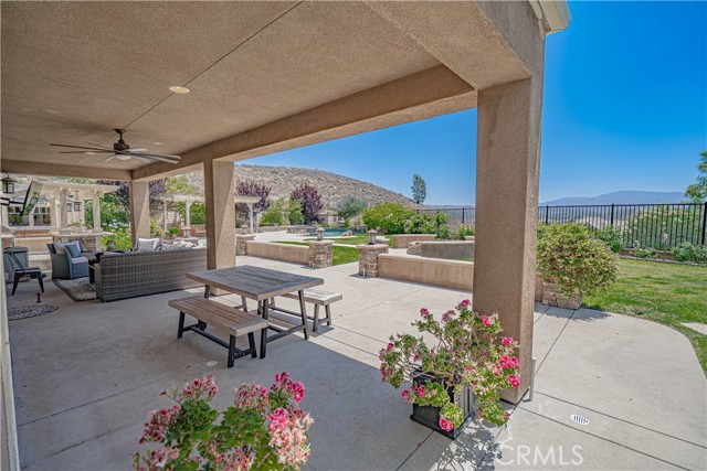 22348 Driftwood Court, Saugus CA: https://media.crmls.org/medias/1cb976c2-c2c8-46e4-9b8b-d1b1c8477472.jpg