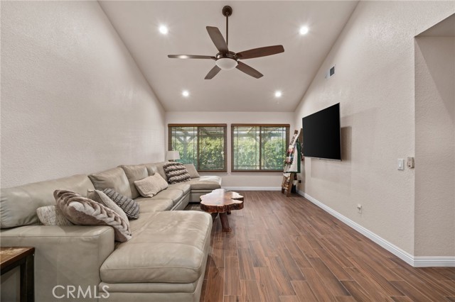 Detail Gallery Image 6 of 31 For 9879 Canada Way, Riverside,  CA 92503 - 4 Beds | 2 Baths