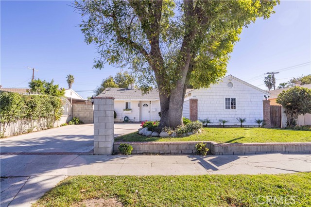 Detail Gallery Image 2 of 28 For 8006 Zelzah, Reseda,  CA 91335 - 4 Beds | 2 Baths