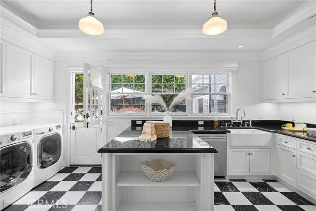 215 Marigold Avenue, Corona del Mar CA: https://media.crmls.org/medias/1cbe0732-ed16-4959-8840-c7a29223d12d.jpg
