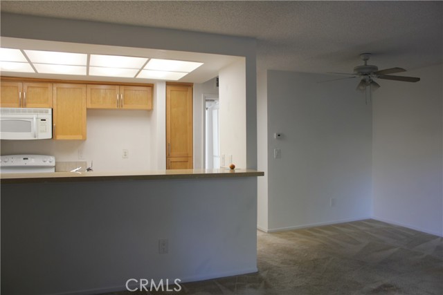 Detail Gallery Image 3 of 18 For 7304 Corbin Ave #F,  Reseda,  CA 91335 - 1 Beds | 1 Baths