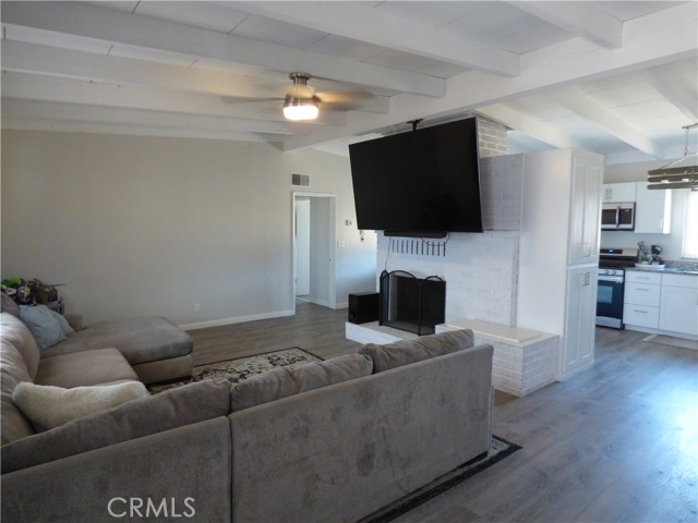 Detail Gallery Image 9 of 33 For 21990 Ramona Ave, Apple Valley,  CA 92307 - 3 Beds | 1/1 Baths