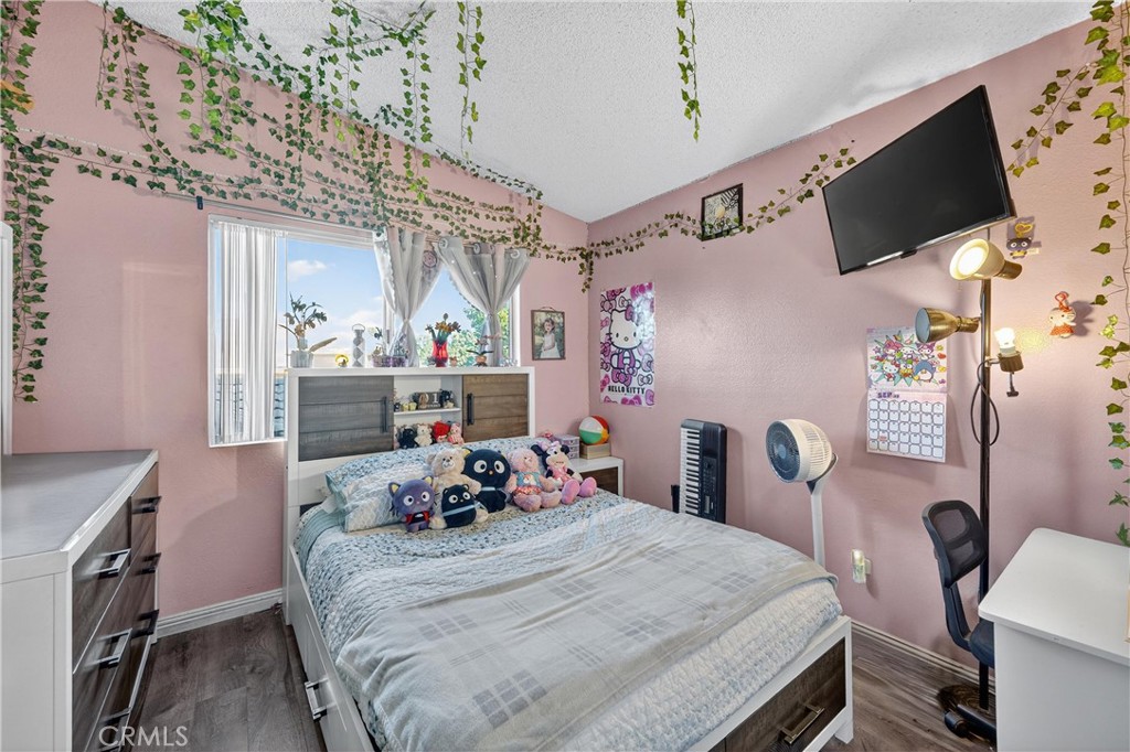 https://media.crmls.org/medias/1cc0c628-44e6-4c61-a484-27b4bd634231.jpg?preset=X-Large