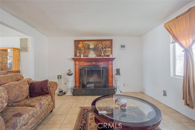 5111 W Avenue M2, Lancaster CA: https://media.crmls.org/medias/1cc22131-418d-4e0d-afcb-e89ad0f7322e.jpg