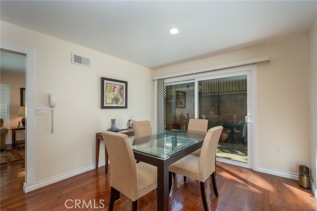 Detail Gallery Image 7 of 26 For 18319 Collins, Tarzana,  CA 91356 - 2 Beds | 3 Baths