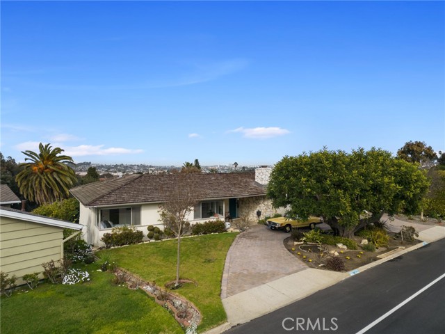 100-foot wide lot with semi-circular driveway