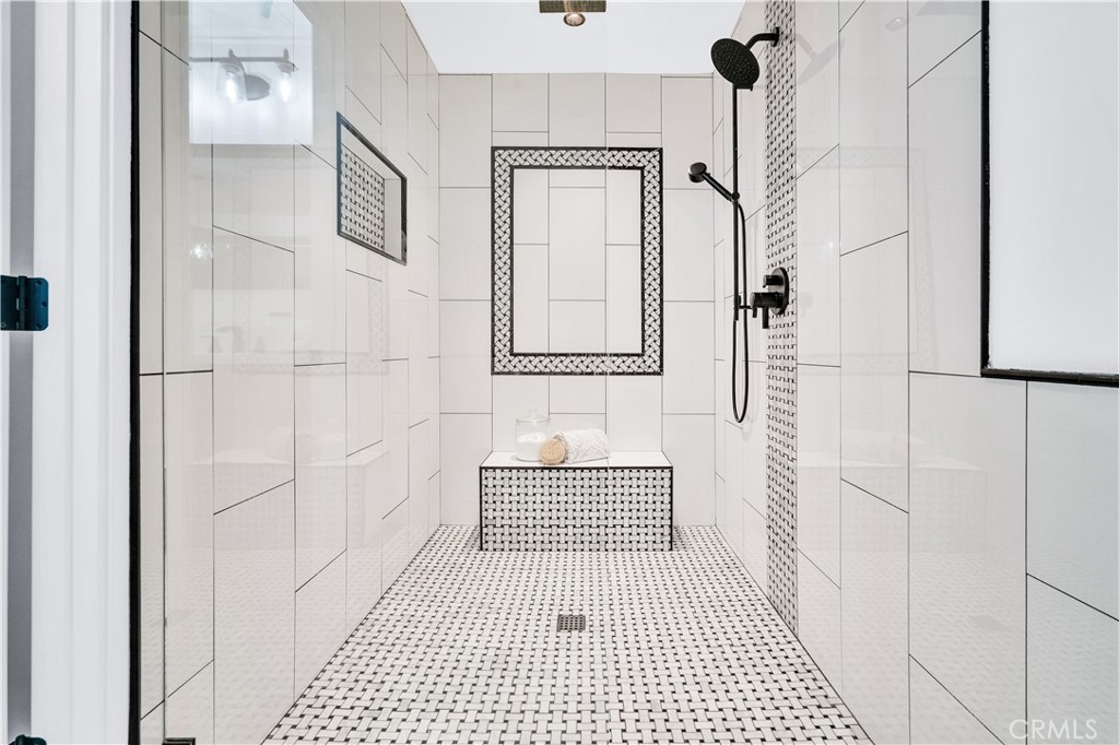 https://media.crmls.org/medias/1ccd287f-2f61-49f9-84ba-a9b6576fe246.jpg?preset=X-Large