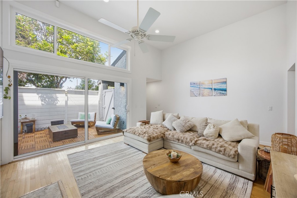 https://media.crmls.org/medias/1cce8366-fcae-4908-b8ed-f18f4cfbb908.jpg?preset=X-Large