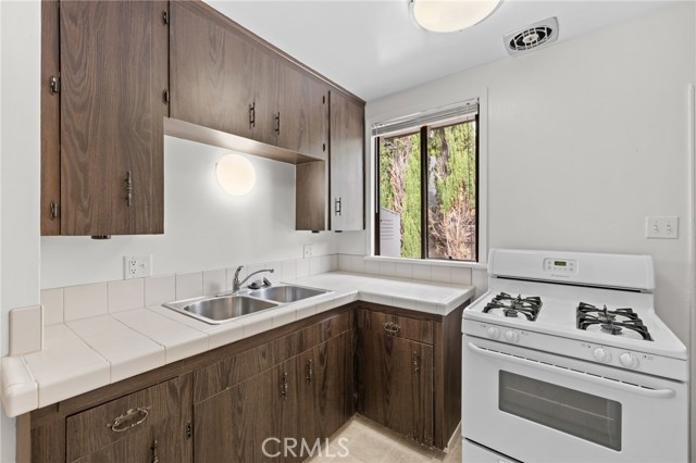 Detail Gallery Image 12 of 20 For 675 N Rosemary Ln, Burbank,  CA 91505 - 2 Beds | 1 Baths