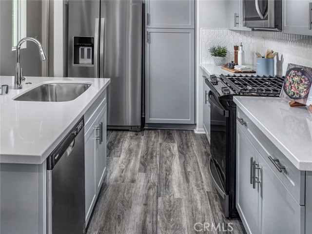 Detail Gallery Image 4 of 14 For 221 Aurora Ln, Pomona,  CA 91767 - 3 Beds | 3 Baths