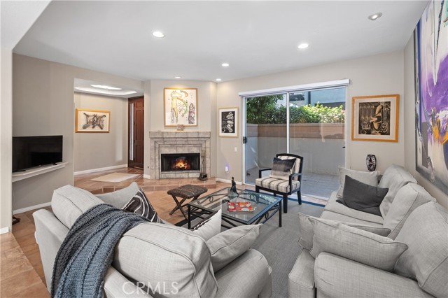 Detail Gallery Image 6 of 25 For 5715 Etiwanda Ave #4,  Tarzana,  CA 91356 - 3 Beds | 3 Baths