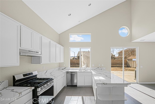 Detail Gallery Image 5 of 44 For 5768 Monaco, Palmdale,  CA 93552 - 4 Beds | 2/1 Baths