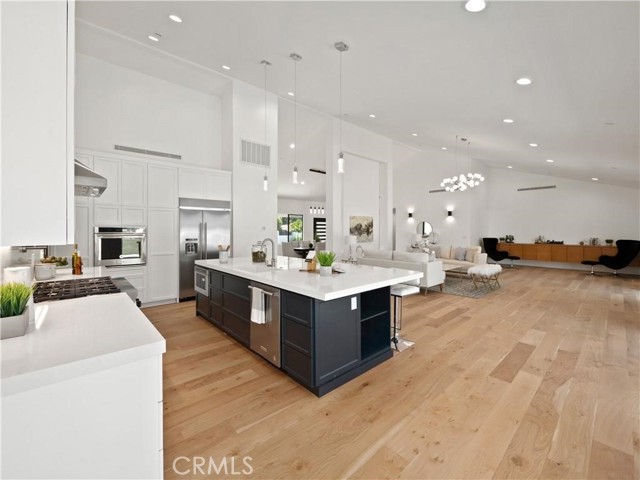 5702 Lubao Avenue, Woodland Hills CA: https://media.crmls.org/medias/1cd74700-5e1b-47d0-8d50-6723f4d323da.jpg