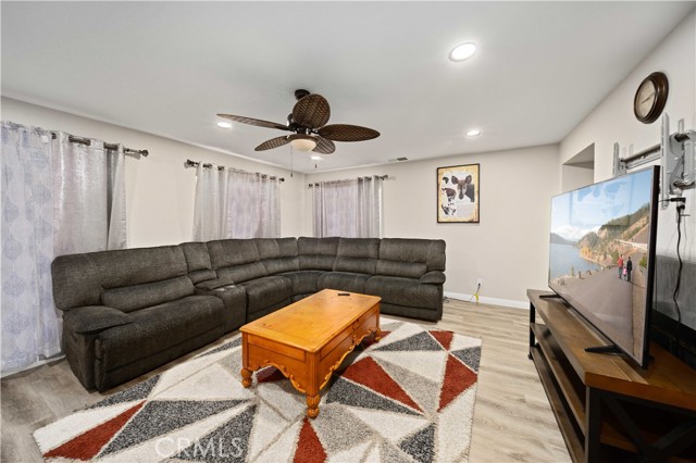 Detail Gallery Image 6 of 28 For 38661 Annette Ave, Palmdale,  CA 93551 - 5 Beds | 2/1 Baths