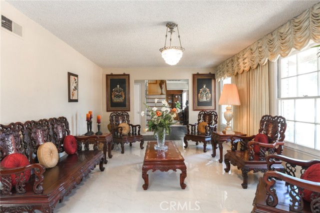 5295 Bronson Way, Riverside CA: https://media.crmls.org/medias/1cd97cea-8652-4d2a-b049-53a7c052c016.jpg