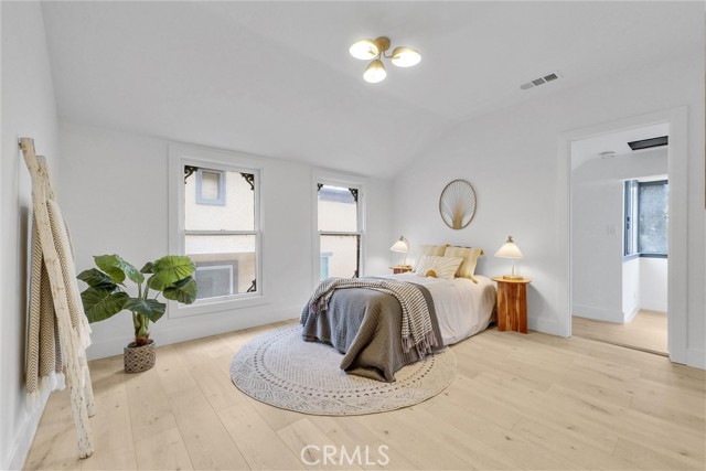 239 N San Antonio Avenue, Upland CA: https://media.crmls.org/medias/1cd99b62-e8e5-4871-8b6b-7829682524fa.jpg