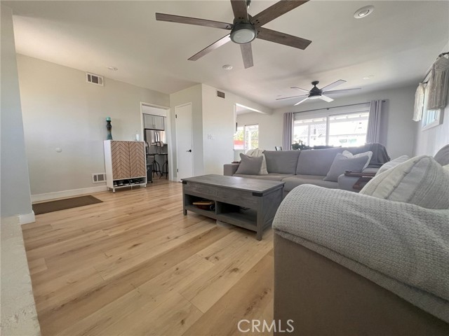 Detail Gallery Image 6 of 37 For 20933 Hemmingway St, Canoga Park,  CA 91304 - 4 Beds | 3 Baths