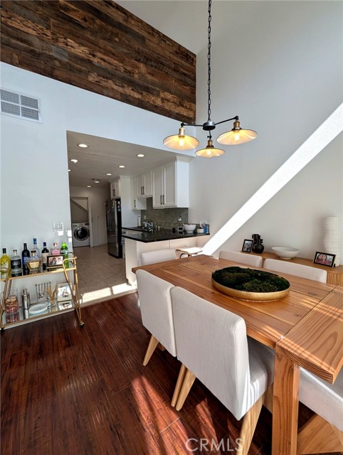 Detail Gallery Image 4 of 17 For 13331 Moorpark #332,  Sherman Oaks,  CA 91423 - 2 Beds | 2 Baths