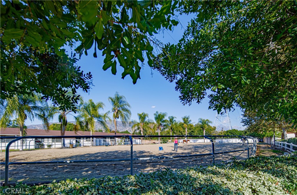 https://media.crmls.org/medias/1cdfd6c1-8400-460d-876f-57819dd5131d.jpg?preset=X-Large
