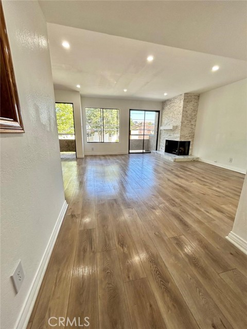 365 W Alameda Avenue, Burbank CA: https://media.crmls.org/medias/1cdffb0d-8052-4cb3-9593-4cd2a0c35856.jpg