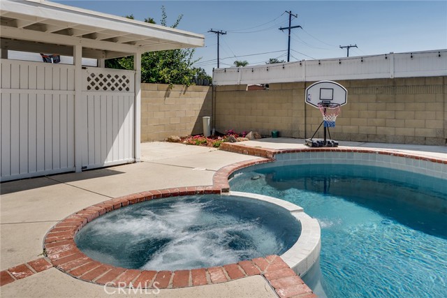 19202 Hickory Lane, Huntington Beach CA: https://media.crmls.org/medias/1ce03e17-ece7-4b8e-af83-fbc4440c8eb5.jpg