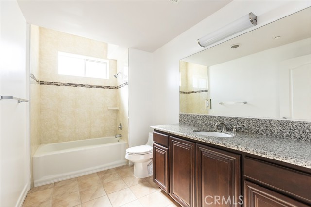 Detail Gallery Image 7 of 14 For 709 S Manhattan Pl #401,  Los Angeles,  CA 90005 - 3 Beds | 2/1 Baths