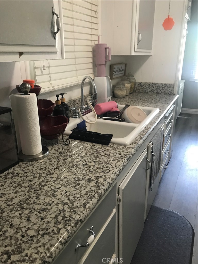 https://media.crmls.org/medias/1ce33f0c-7d2e-4684-a914-9c40f694166b.jpg?preset=X-Large