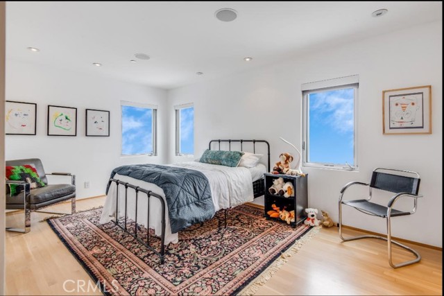 Detail Gallery Image 14 of 21 For 117 Park Pl, Venice,  CA 90291 - 4 Beds | 3/1 Baths