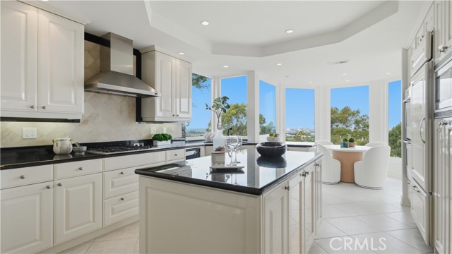 Detail Gallery Image 14 of 47 For 31 Saint Tropez, Newport Beach,  CA 92660 - 4 Beds | 3 Baths