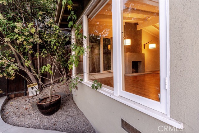 Detail Gallery Image 13 of 54 For 2412 Canyon Oak Dr, Los Angeles,  CA 90068 - 3 Beds | 2 Baths