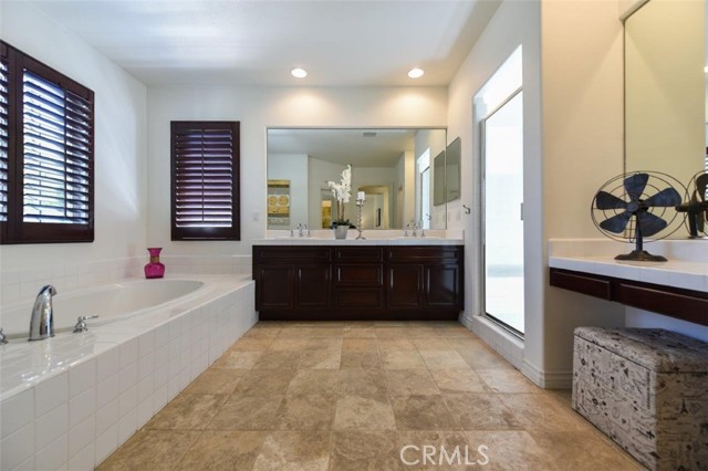 Detail Gallery Image 21 of 26 For 20 Larchwood, Irvine,  CA 92602 - 4 Beds | 3/1 Baths