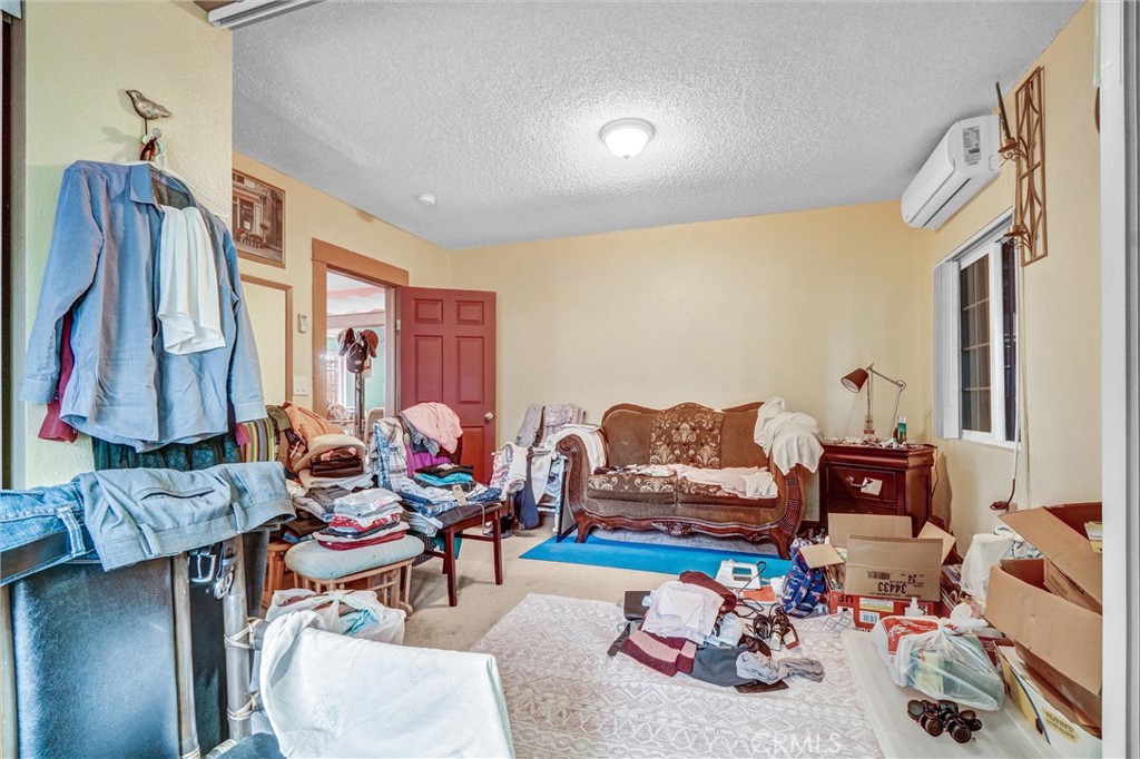 https://media.crmls.org/medias/1ce79fe1-1b2d-4e50-a928-479b6a0666d8.jpg?preset=X-Large