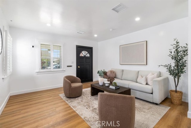 Detail Gallery Image 2 of 69 For 6616 Denver Ave, Los Angeles,  CA 90044 - 6 Beds | 5/1 Baths