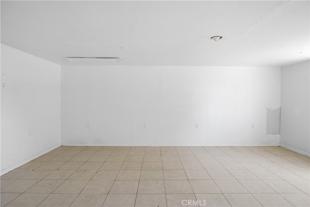 https://media.crmls.org/medias/1cee912b-5e48-494d-8961-55294f1bb496.jpg?preset=X-Large