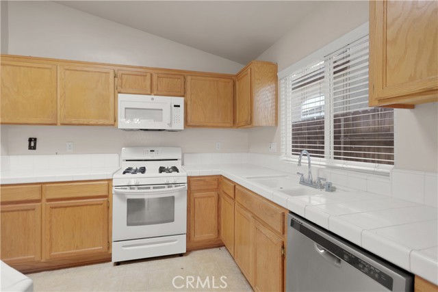 Detail Gallery Image 8 of 29 For 11017 Tipperary Dr, Bakersfield,  CA 93311 - 4 Beds | 2 Baths