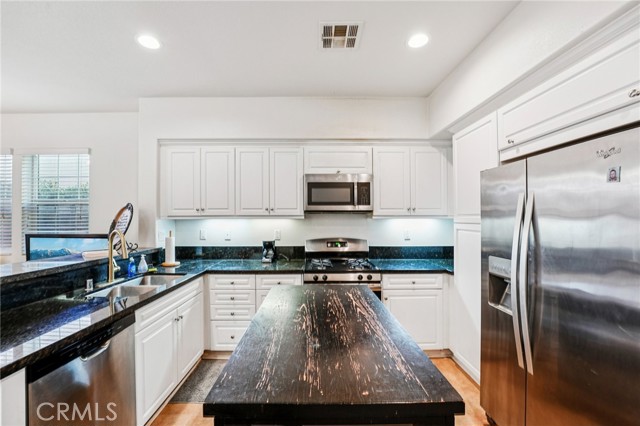 Detail Gallery Image 6 of 44 For 1951 W Provost Pl, San Bernardino,  CA 92407 - 3 Beds | 3 Baths