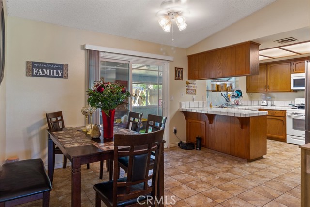 Detail Gallery Image 10 of 17 For 14594 Parkwood Ct, Moreno Valley,  CA 92553 - 3 Beds | 2 Baths